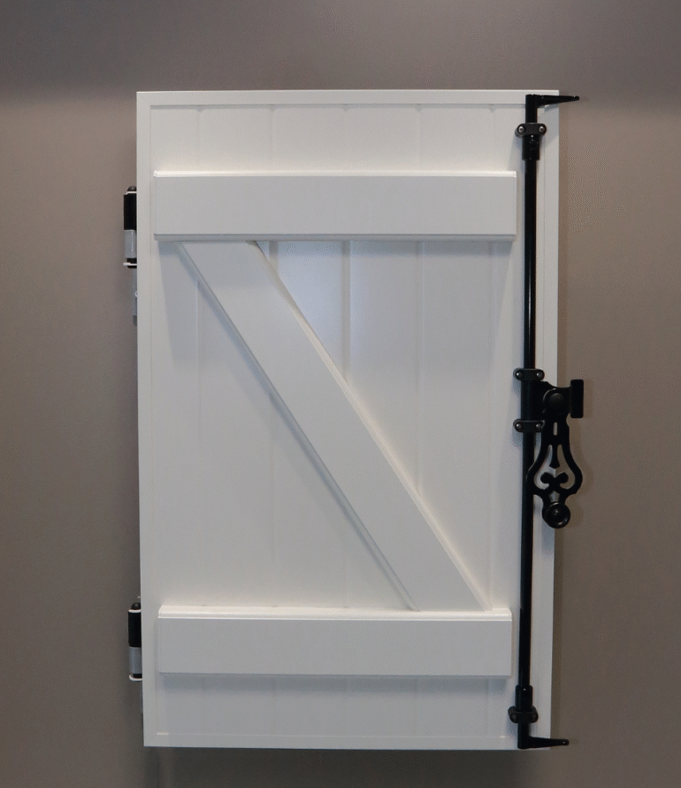 Volet battant effet bois en aluminium blanc