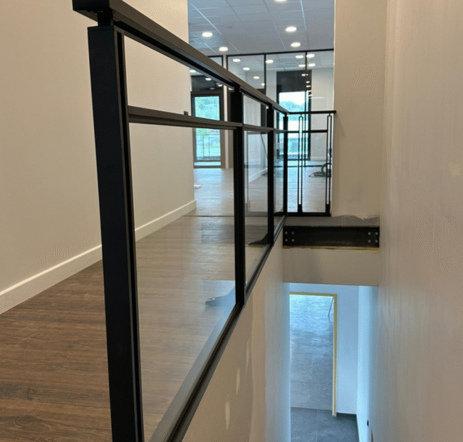 Garde-corps en aluminium et panneaux en verre transparent