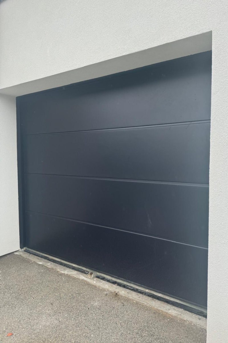 Porte de garage motorisée grise