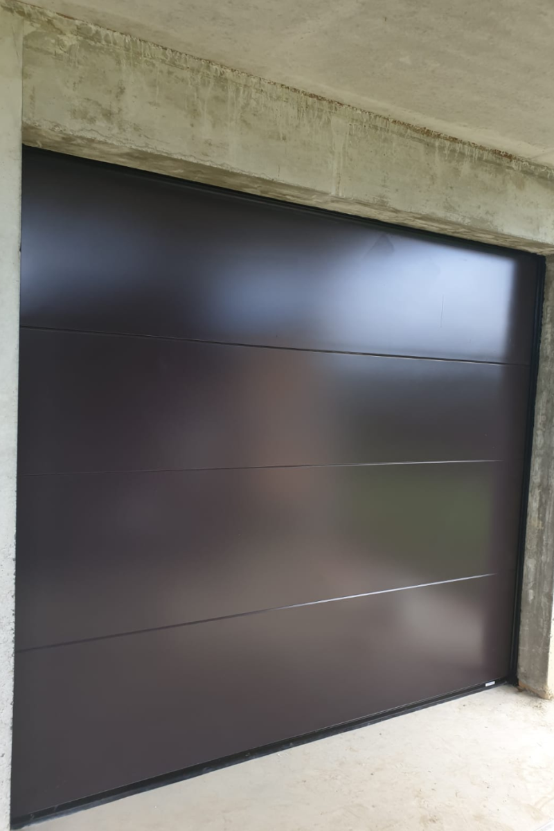Porte de garage motorisée grise